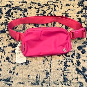 Lululemon Everywhere belt bag